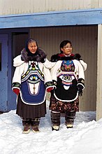 Inuitkvinner fra Canada iført tradisjonelle selskinnsdrakter med kamikker.