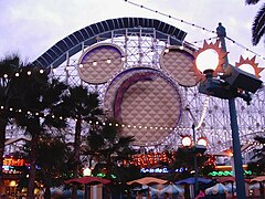 Tête de Mickey présente derrière le looping à l'origine.