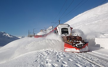 Švicarski niskoprofilni snježni plug montiran na voz