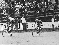 Rik Van Looy finishes before André Darrigade