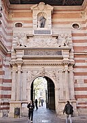 The triumphal portal of the Henri IV court of the Capitole (dates of construction of its three parts: 1546, 1561 and 1607).