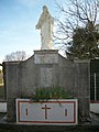 Statue du Sacré-Cœur de Jésus et monument aux morts