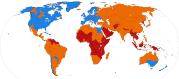 Warld cairt. Europe, Roushie, maist o North Americae, pairts o soothern Soith Americae an soothern Australie, an a few ither places uise DST. Maist o equatorial Africae an a few ither places near the equator hae never uised DST. The rest o the land mass is merked as umwhile uisin DST.