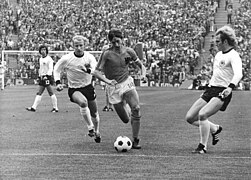 Johan Cruyff juste avant d'être fauché dans la surface de réparation en finale de la Coupe du monde 1974.