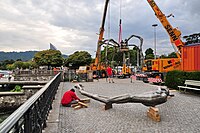 Ein erstes Bein liegt auf dem Bürkliplatz und wird mit Holzstücken geschifftet.