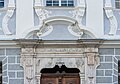 English: Broken pediment of the portal’s overdoor at the southern wing Deutsch: Sprenggiebel der Supraporte vom Portal des S-Flügels