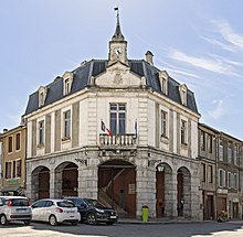 Aspet - La façade de la mairie.jpg