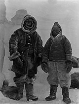 Den tyske ekspedisjonslederen Alfred Wegener (til venstre) og inuiten Rasmus Villumsen i Grønland 1930. Begge iført kamikker.