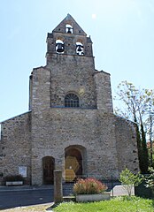 Façade de l'église avec son clocher-mur à trois baies.