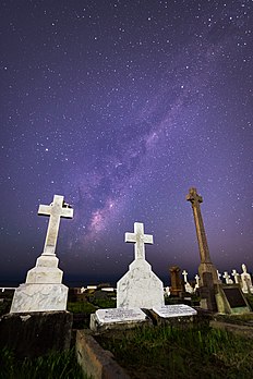 Le cimetière de Waverley (Sydney) sous la Voie lactée. (définition réelle 2 001 × 3 000)