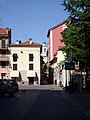 Italiano: Il campanile della chiesa di N.S. dell'assunta ad Ovada sbuca dal fondo di via Cairoli.