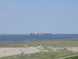 Schip op Westerschelde ter hoogte van Hoofdplaat. Bemerk de zandbanken