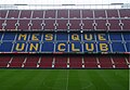 A Barca mottója: Més que un club (magyarul: Több, mint egy klub)