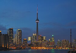 Panoramo de Toronto nokte, meze estas CN tower, la eksa plejalta memstare staranta konstruaĵo de la mondo