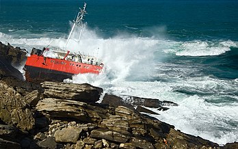 Le Maro, un cargo de 96 mètres, s'est échoué sur la côte de la province de Guipuscoa (Espagne) le 6 mars 2008. Quatre jours plus tard, une forte tempête a brisé le cargo en trois morceaux. Sur la photographie, est visible la poupe, ornée d'un graffiti. (définition réelle 2 050 × 1 287)