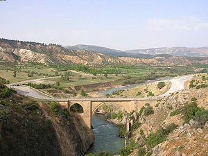 A ponte Ala Köprü, do século XIII, perto de Görmeli, distrito de Ermenek, nos Montes Tauro