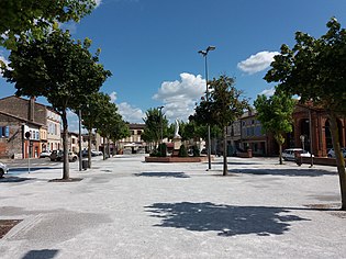 洛拉盖自由城镇中心的甘必大广场