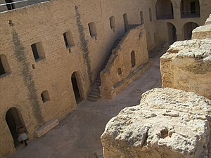 Vue de la section des femmes depuis la partie restante de l'ancien ribat.