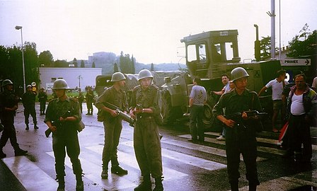 Vojaki Jugoslovanske ljudske armade na mejnem prehodu Rožna Dolina, 1991