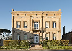 Ang lungsod hall.