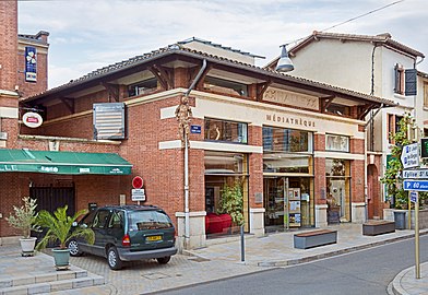 La médiathèque dans l'ancienne halle.