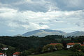 Vista deu monts Mondarrain (750 m) e Artzamendi (906 m).