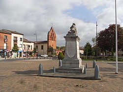 Památník padlých v první světové válce a kostel St. Pierre v Tournefeuille