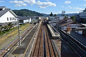 NTT Docomo Yoyogi-tornet samt järnvägsstationen i Hida, med två av miljöerna för handlingen i filmen.