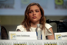 Sophie Cookson interprète Roxy