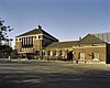 Ensemble met Gemeentehuis, school en conciergewoning