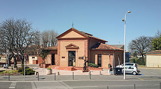   Former hall town - Converted into a public library.