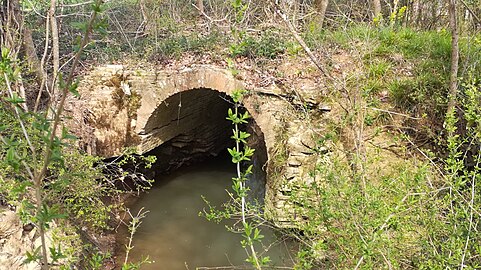 Le pont Romain du Marguestaud Briques manquantes sous l'arche, sur une bonne hauteur...