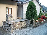 Une fontaine et lavoir en pierre de schiste.