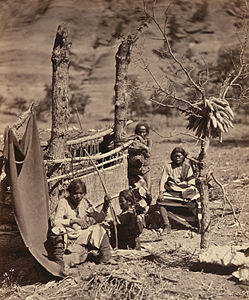 Arizona eyaletinde eski Fort Defiance (Navaho dilinde: Tséhootsooí) yakınında Navaho kızılderilileri (1873). (Üreten: Timothy H. O'Sullivan)