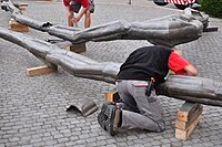 Arbeiter entfernen die Abdeckungen