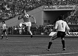 Johan Cruyff face au gardien argentin Daniel Carnevali.