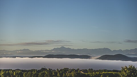 Vue sur le centre de Mondavezan et sur les Pyrénées, depuis Ganchat, en haut de Mondavezan