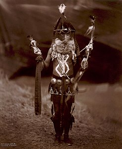 Bir Navaho, maske ve vücut boyama içeren tören kıyafetiyle (Edward S. Curtis, 1904). (Üreten: Edward S. Curtis)