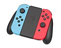 Neono raudonos ir mėlynos spalvos „Joy-Con“ pulteliai, sujungti su „Joy-Con Grip“ laikikliu