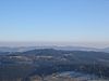 Blick von der Hohen Acht zum Raßberg mit Sendeturm; im Hintergrund der Berg Gänsehals mit Sende- und Aussichtsturm