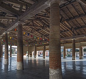 Dins de la sala de mercat.