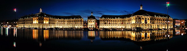 Place de la Bourse et miroir d'eau à Bordeaux.