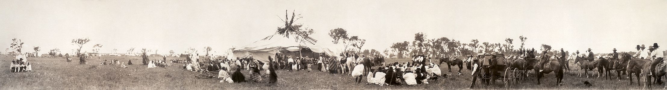 Büyük Düzlükler'te yaşamış Kızılderililerden Cheyenneların Güneş Dansı seremonisi (yaklaşık 1909 yılında) (Üreten: Henry Chaufty)