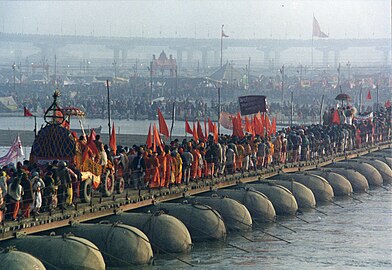 Hindoe-pelgrims gaan oor die Gangesrivier tydens die Kumbh Mela in Allahabad