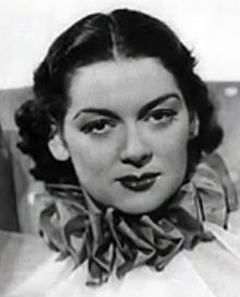 L'actriz, cantaire y guionista estausunidense Rosalind Russell, en una imachen d'a cinta The Casino Murder Case (1935).