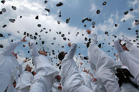 Annapolis adıyla bilinen ABD Deniz Kuvvetleri Akademisi'nin mezuniyet töreninde şapkalarını havaya atan öğrenciler (Annapolis, Maryland, 27 Mayıs 2005) (Üreten: Mate 2nd Class Daniel J. McLain, USN)