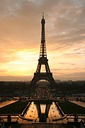 Monument le plus visité au monde[346], la tour Eiffel est une icône de Paris et de la France.