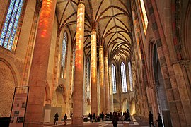 The nave and its pillars (13th c.)