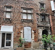 Hôtel de Guillaume de Bernuy: the staircase tower disappears in favour of a straight staircase announced by a monumental doorway.