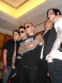 Balról jobbra: Paul Thomas, Joel Madden, Benji Madden, Dean Butterworth és Billy Martin